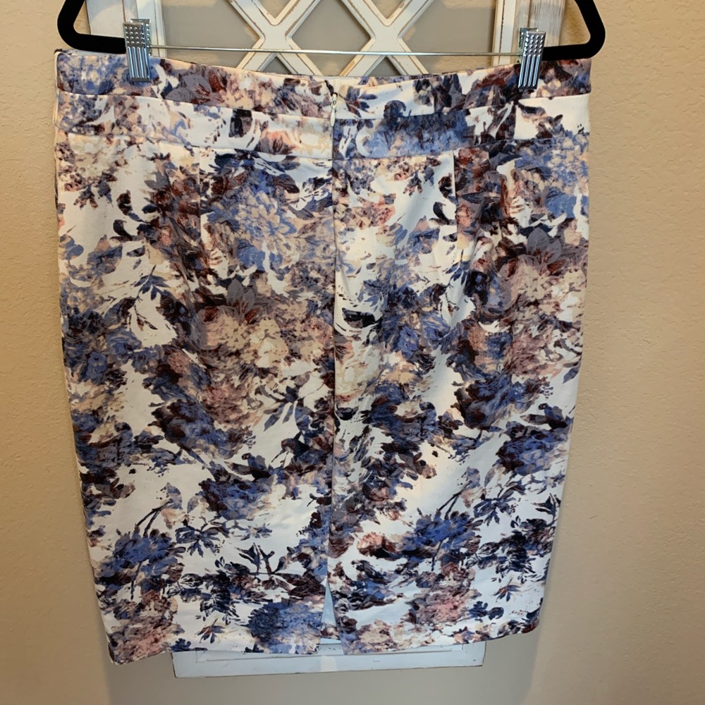 Stretchy pencil skirt with abstract floral design